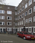 Pseudo balkonnetjes boven de deuren van nummer 88.
              <br/>
              Corrie Groen- Pickhard, 2015-05-01